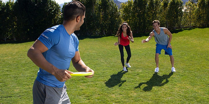 Friends throwing a frisbee.