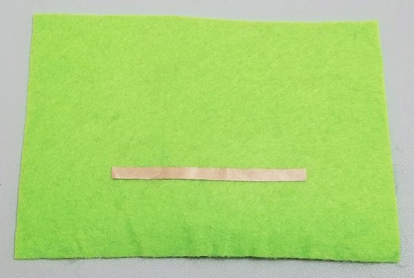 Horizontal conductive fabric tape rail for GND. 