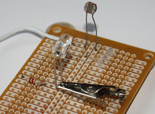 By absorbing heat, the crocodile clip will reduce the heat that flows to the component, helping to prevent damage.