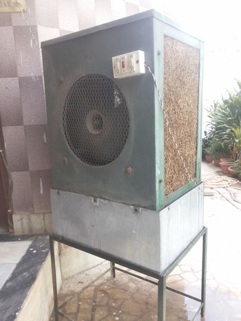 An electrical evaporative cooler unit with a fan