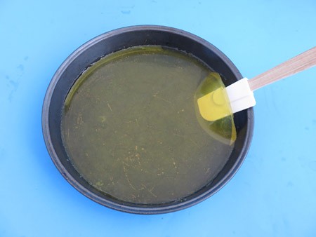 A silicon spatula releases jello from its mold