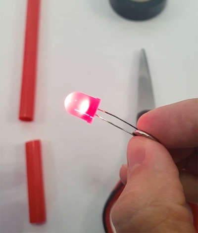 LED lighting up when leads are contacting battery