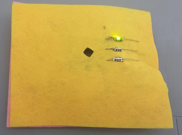 Green LED lighting up on sensor patch to signify good air. 