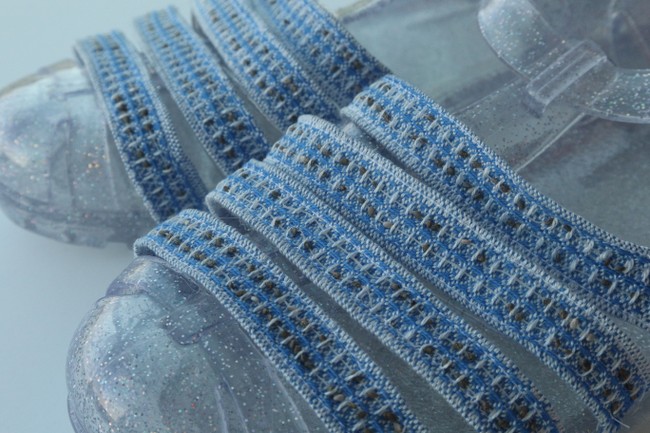 seed integrated hydrogel sandals