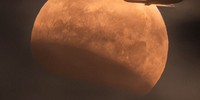 APOD: 2026 September 1 – A Plane Lunar Eclipse